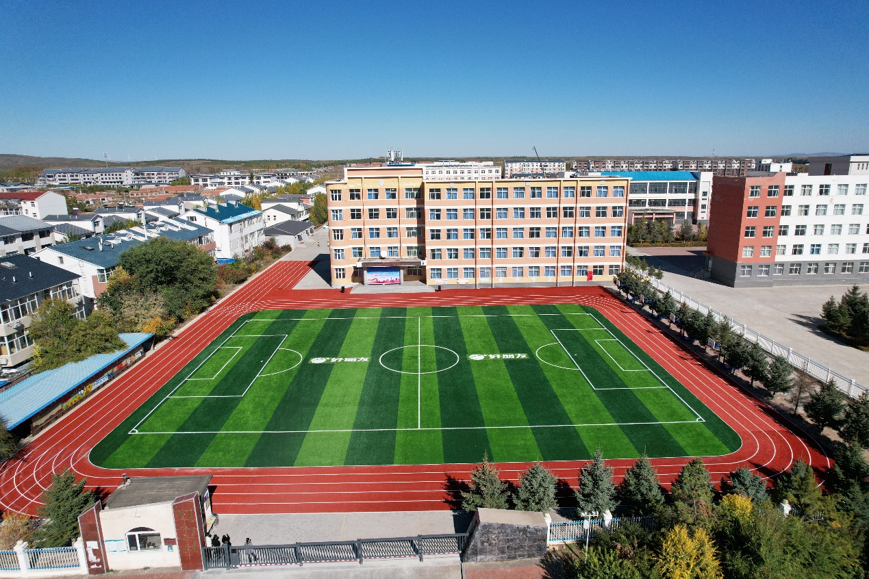 多伦县副县长柳立萍在仪式现场致辞，，，，，，她体现：“谢谢万利官网入口的善举，，，，，，让多伦二小焕发蓬勃生气，，，，，，用行动诠释了‘大爱无疆’的深刻内在，，，，，，展现了企业的社会责任感和对教育事业的深挚情绪。。。。。。万利官网入口希望运动场项目不但为孩子们提供了清静、恬静的运动情形，，，，，，更是在他们心中播下了希望的种子，，，，，，让他们在奔驰中感受生长，，，，，，在跳跃中触摸梦想。。。。。。”